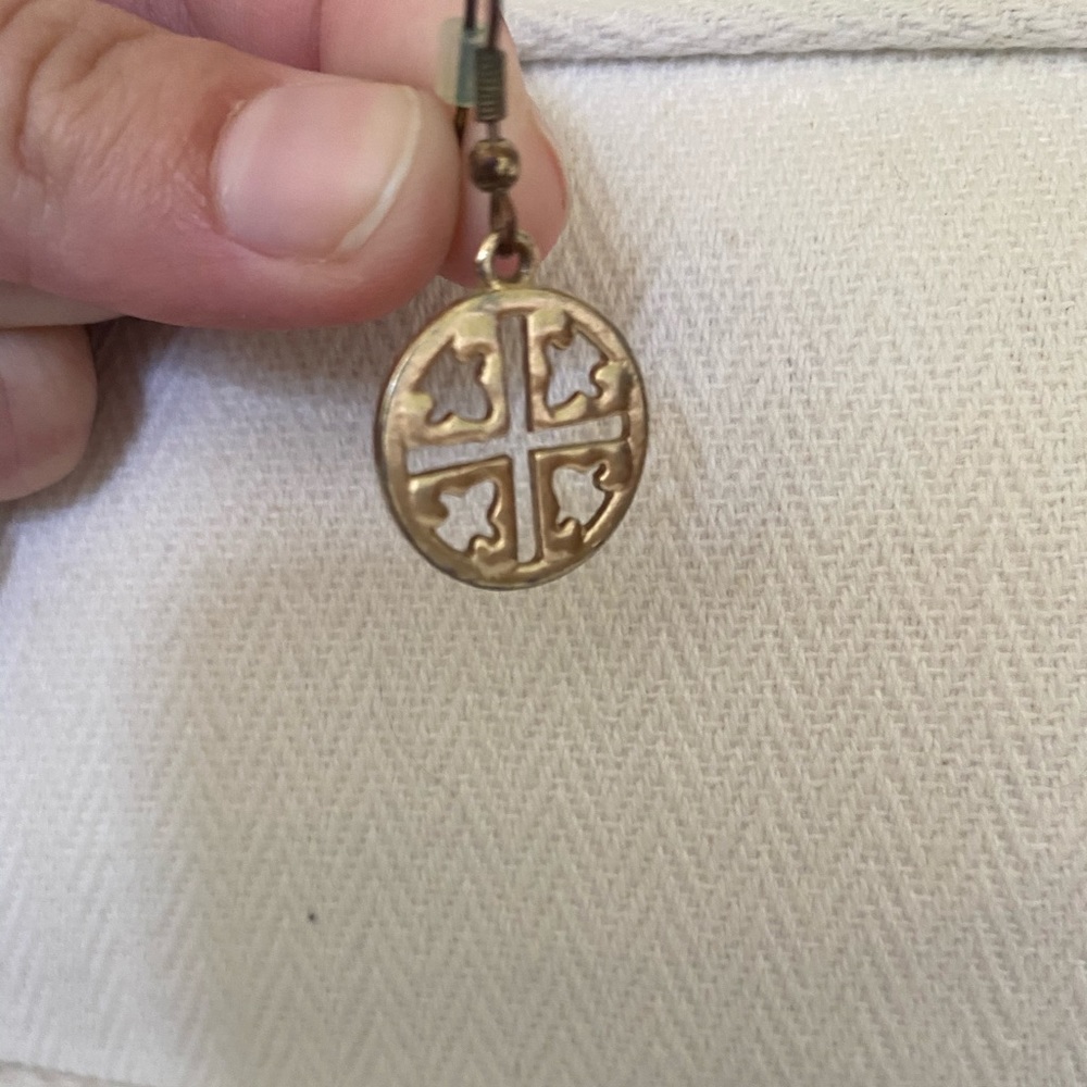 Golden dangle patterned earrings - Picture 2 of 3